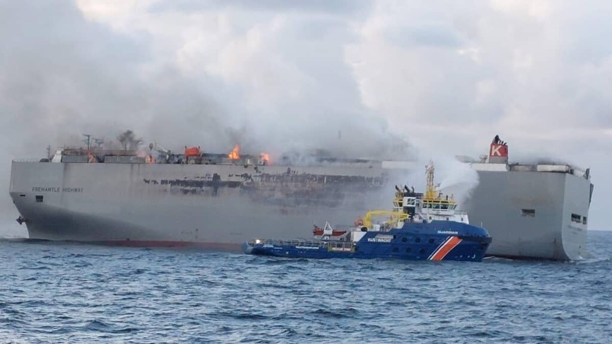 500 veículos elétricos sobrevivem a incêndio em navio de carga
