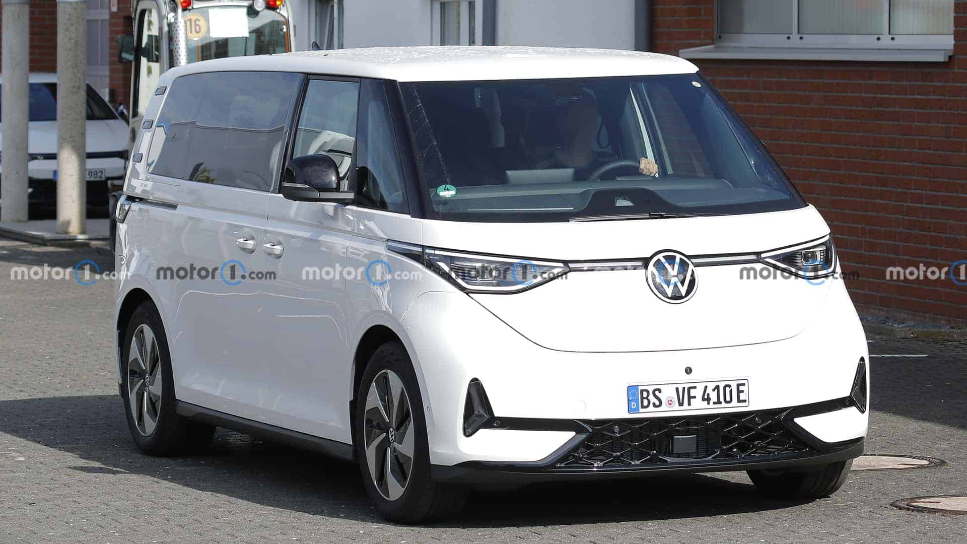 Kombi elétrica esportiva é flagrada andando na Alemanha; veja